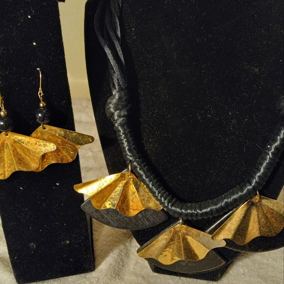 Used not new 2pc jewerly set black cording necklace with gold fan detail&earring - Picture 2 of 3